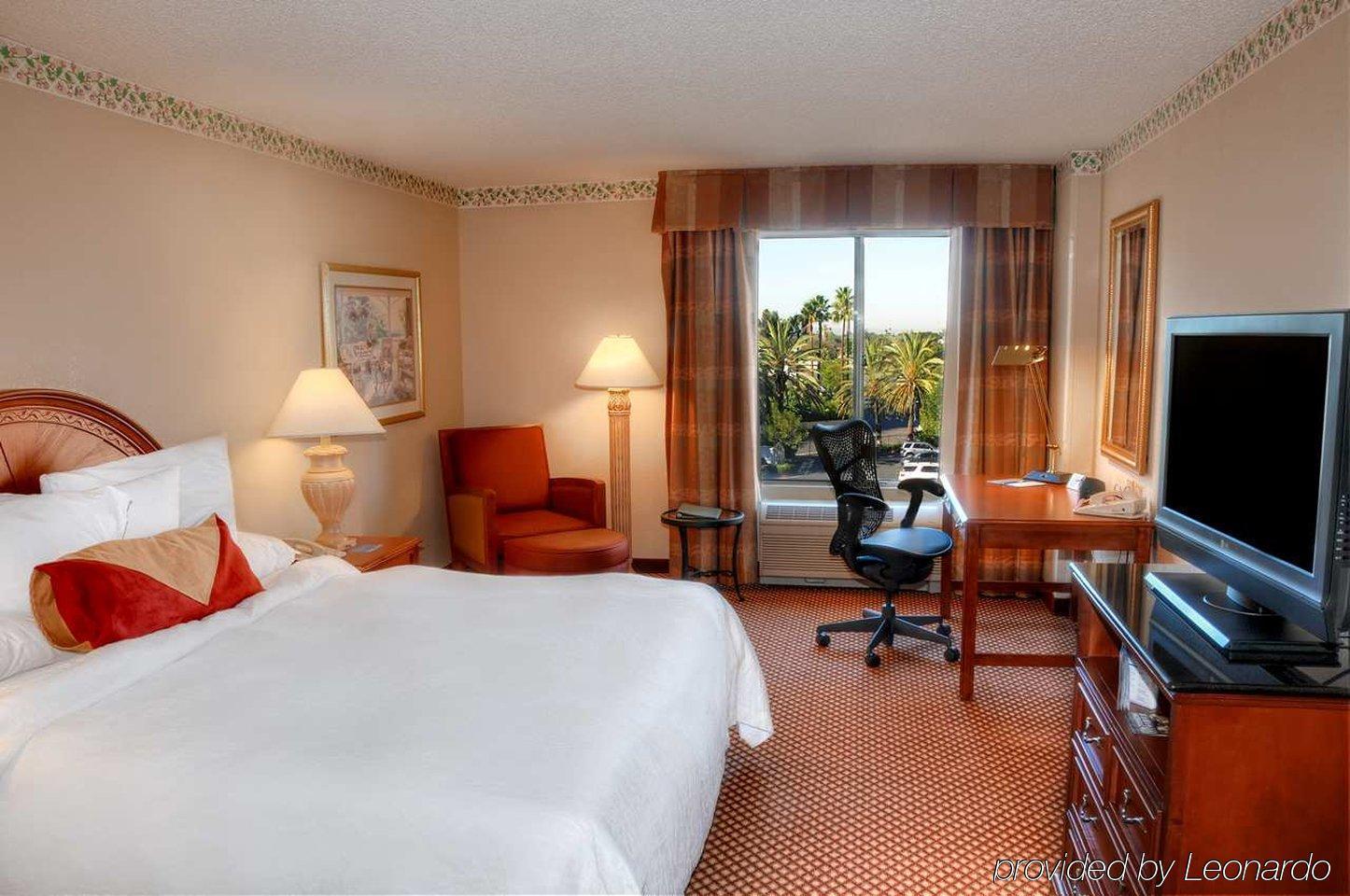Hilton Garden Inn Anaheim/Гарден Гров Экстерьер фото